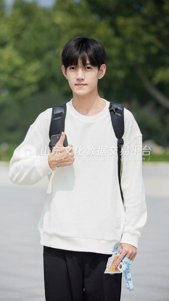 帅气男生开学报到