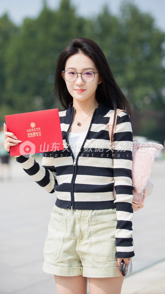 手拿录取通知书的报道新生