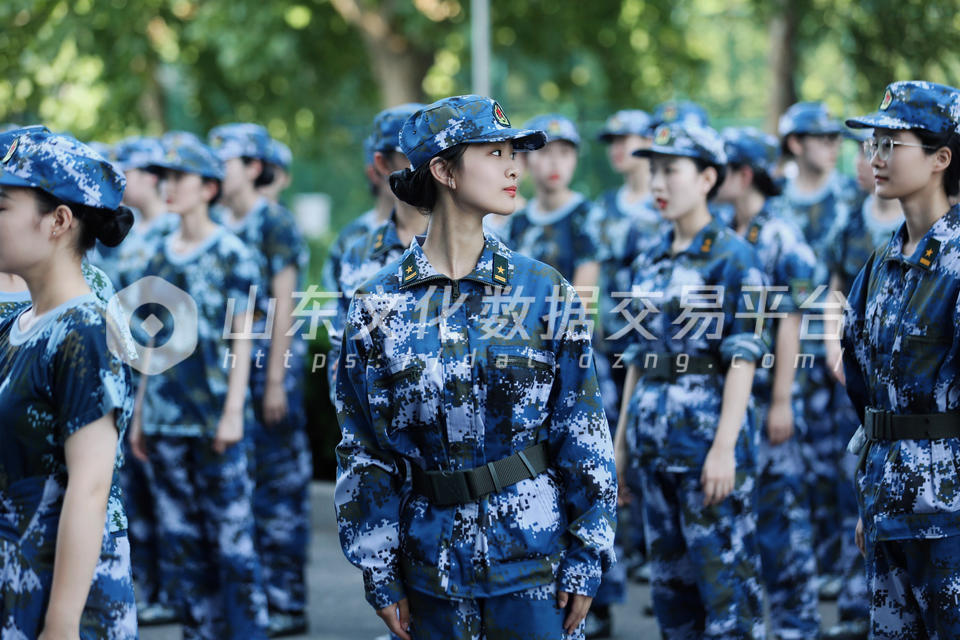 参加学校军训的23年新生