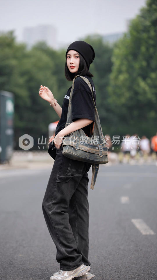 济南奥体商圈一身黑色套装的时尚女孩