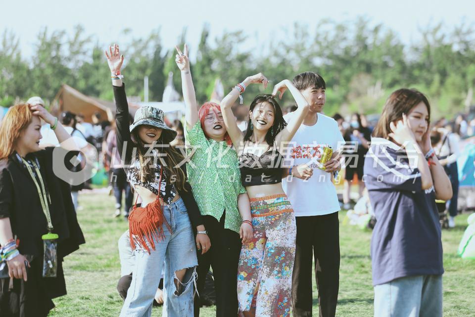 2021年迷笛音乐节上的时尚青年