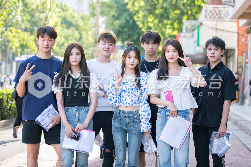 手持准考证一同参加高考的七位同学