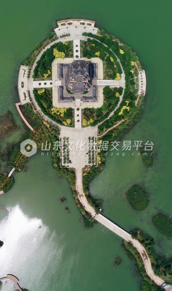 滨州黄河楼位于蒲湖内，站在黄河楼上，可南观黄河，北瞰城区。  