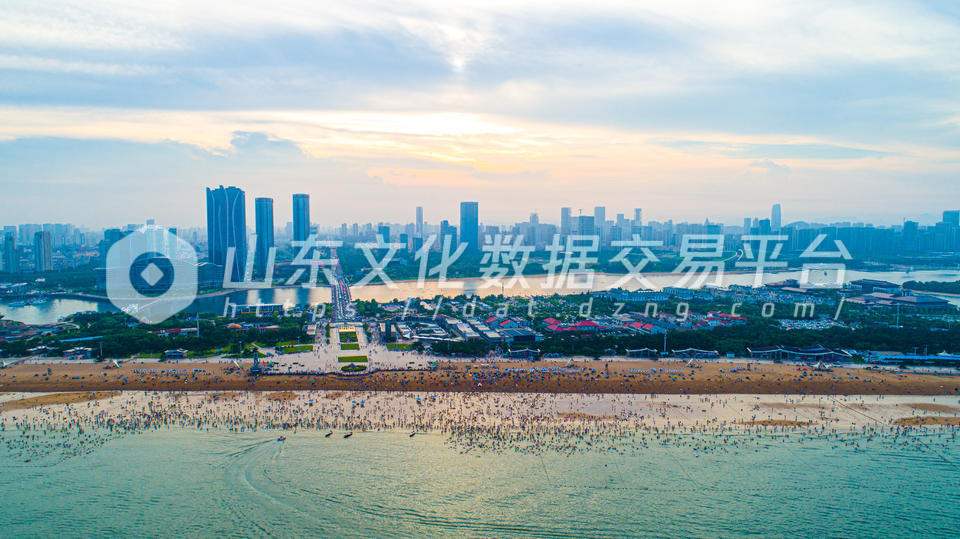 日照万平口景区“人从众”