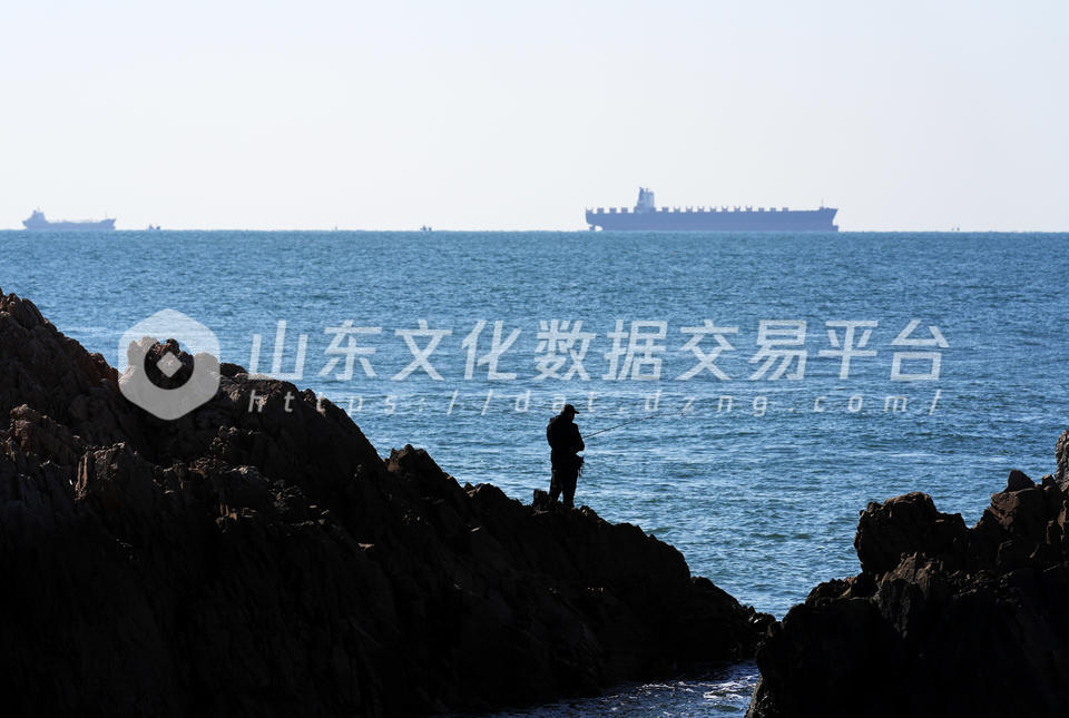 礁石上的垂钓者