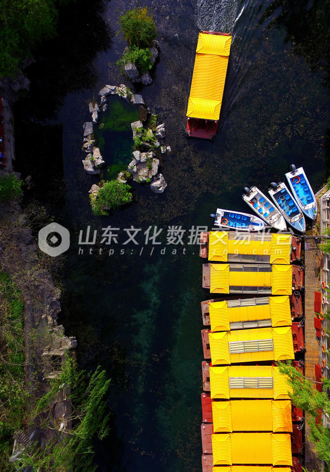 济南环城公园驶过五莲泉的游船。