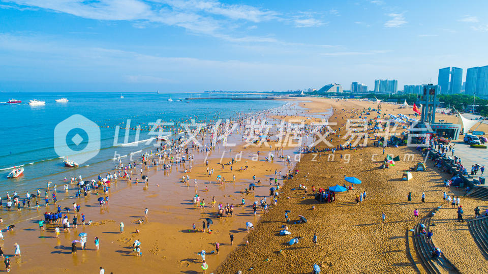 日照万平口景区“人从众”