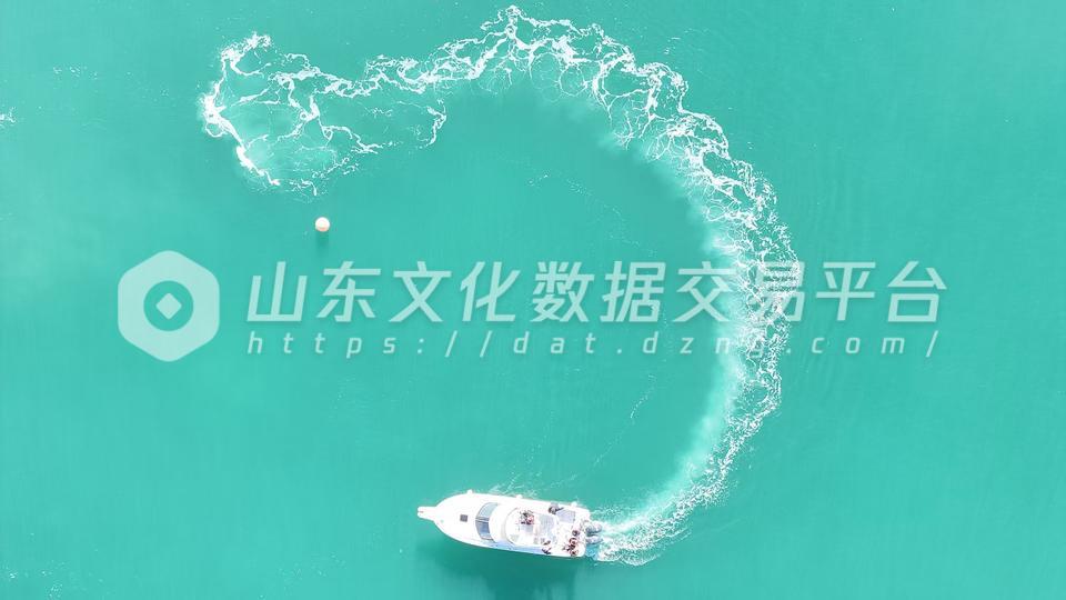 白色快艇在海面疾驰