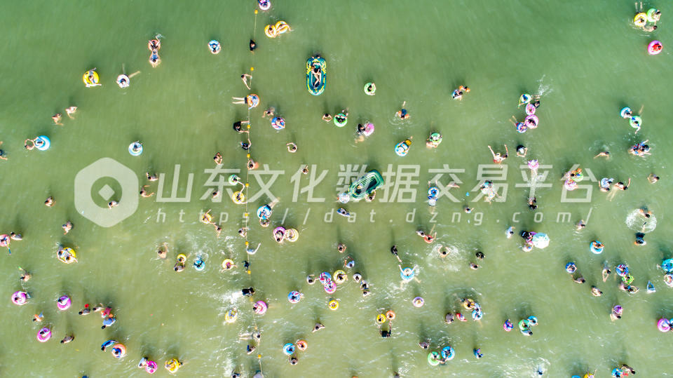 日照万平口景区“人从众”