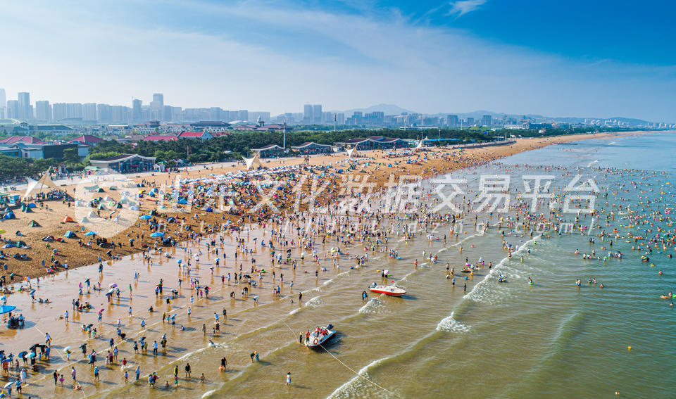 日照万平口景区“人从众”