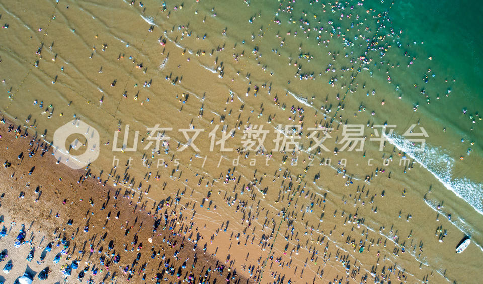 日照万平口景区“人从众”