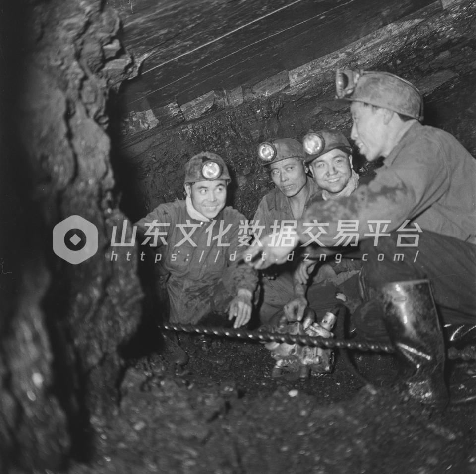 新汶矿务局傅庄煤矿千米红旗掘进队。