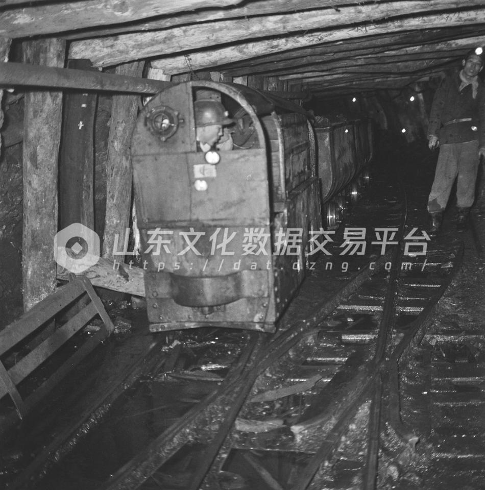 煤矿电瓶运煤车。