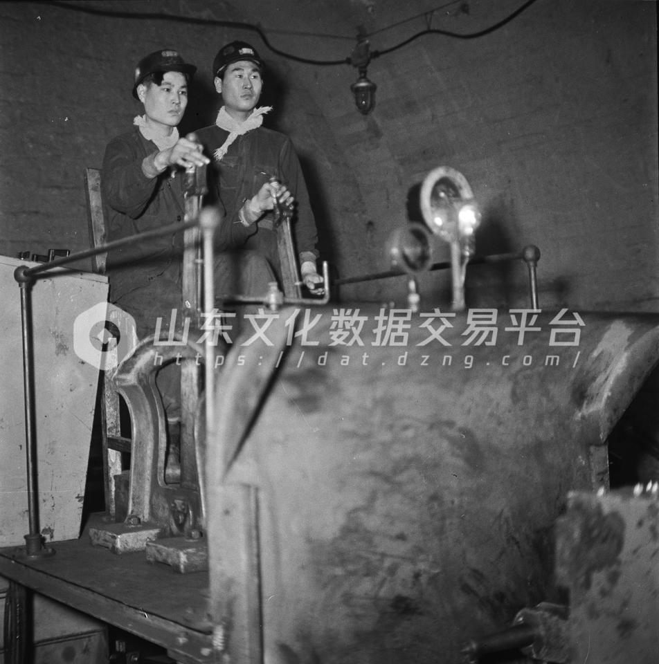 新汶矿务局各煤矿掀起劳动竞赛。