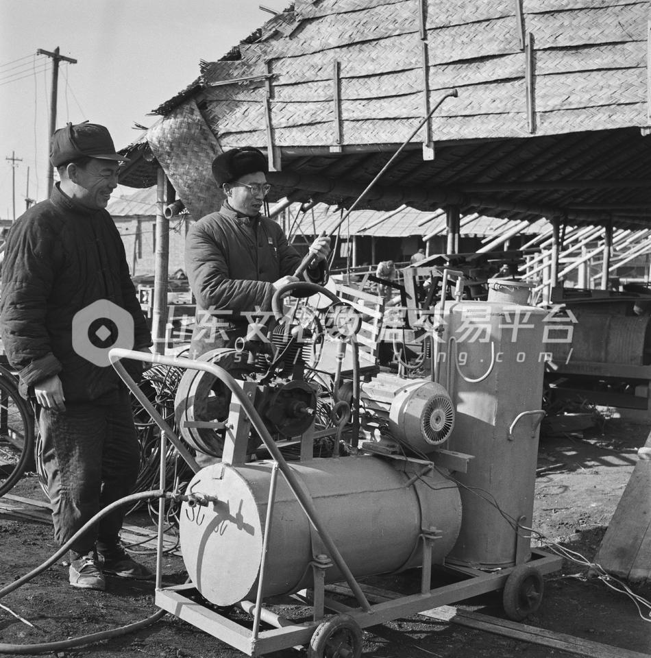 青岛市建筑工程有限公司技术员制造的喷漆机。