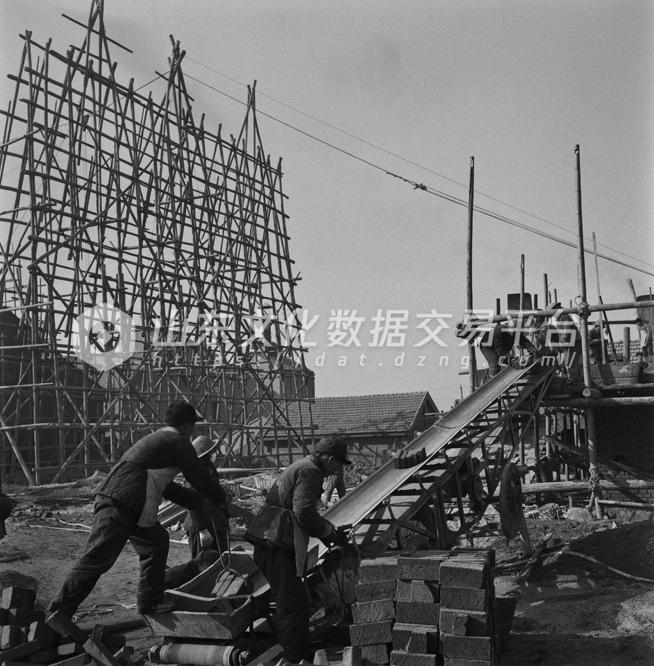 青岛市建筑工程公司的高层运料机。