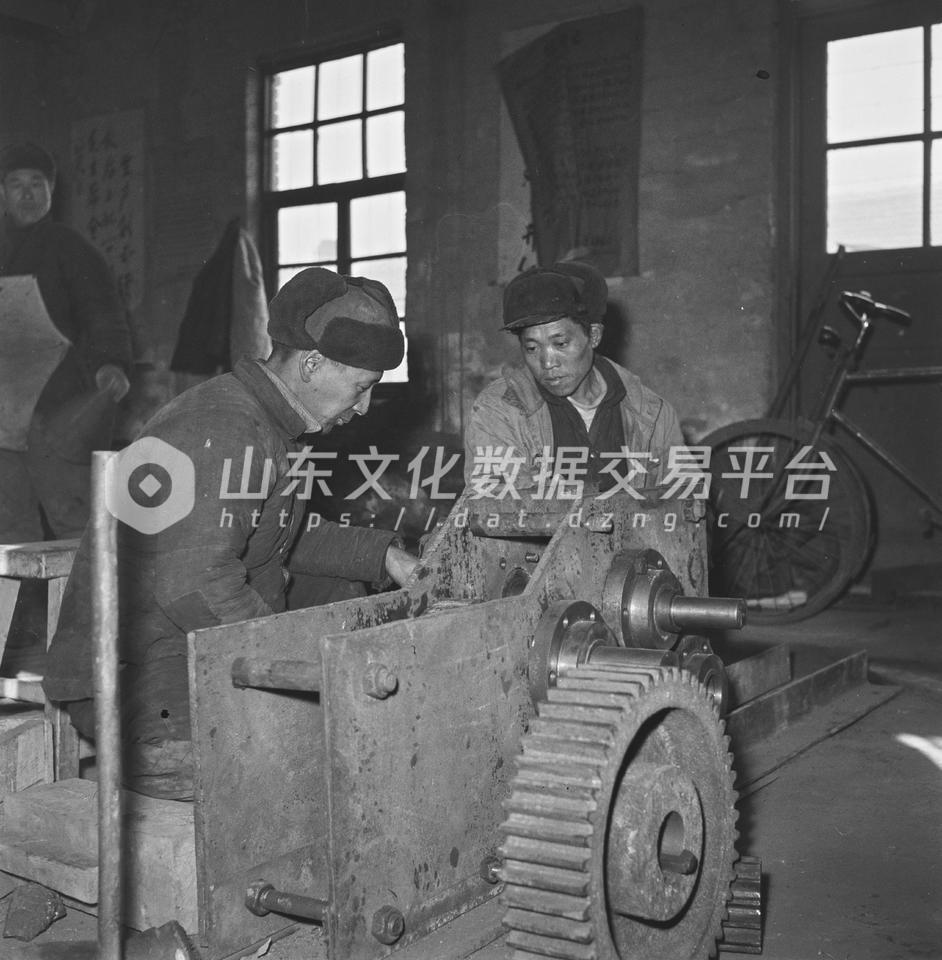 青岛市建筑工程公司向施工机械化前进。