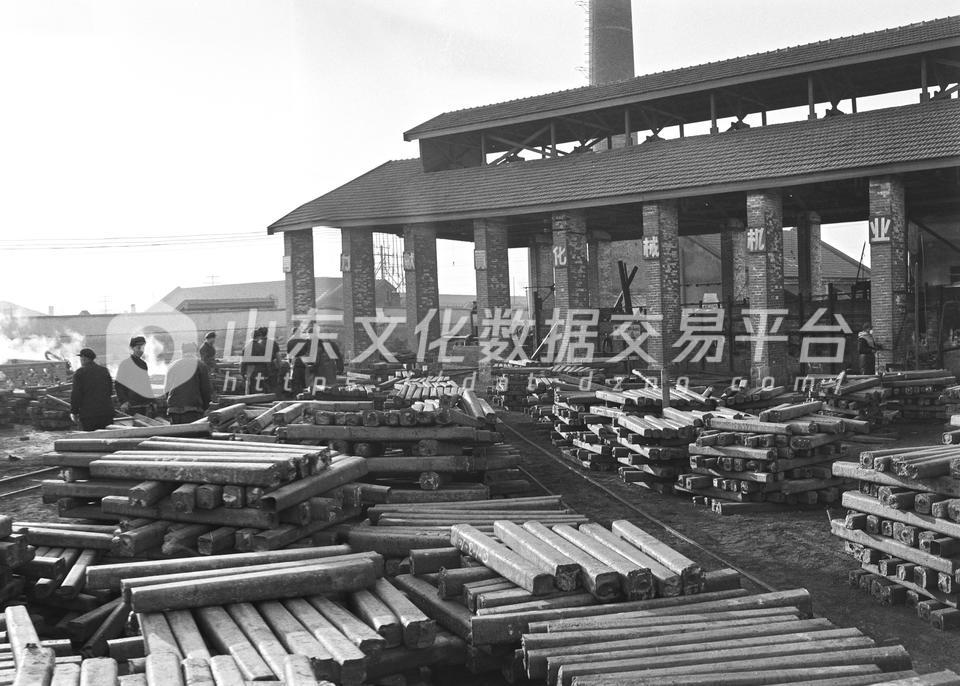 青岛自行车厂的炼钢车间生产的优质钢材。