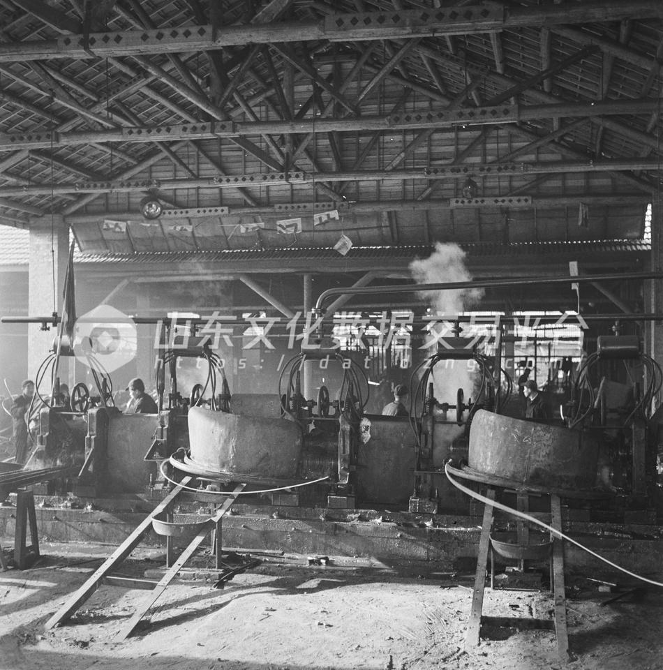 青岛自行车厂钢料车间。