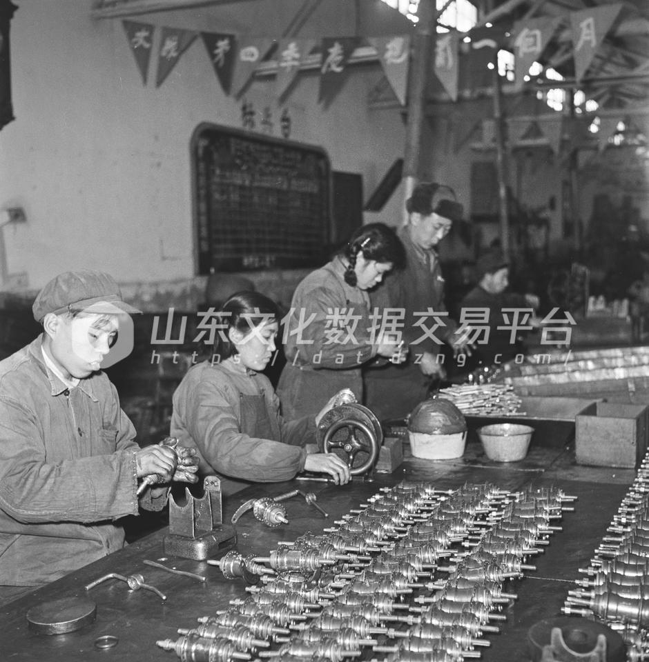 青岛自行车厂装配检查质量。