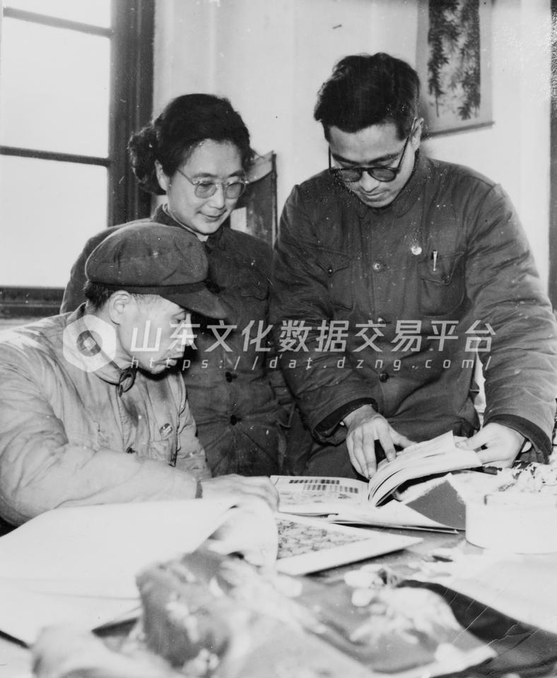 青岛印染厂讨论设计新花样。