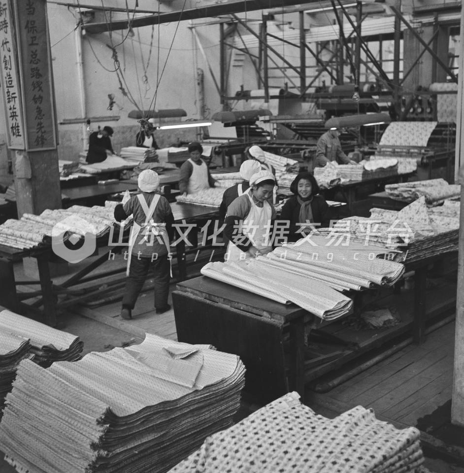 青岛印染厂生产新花布。