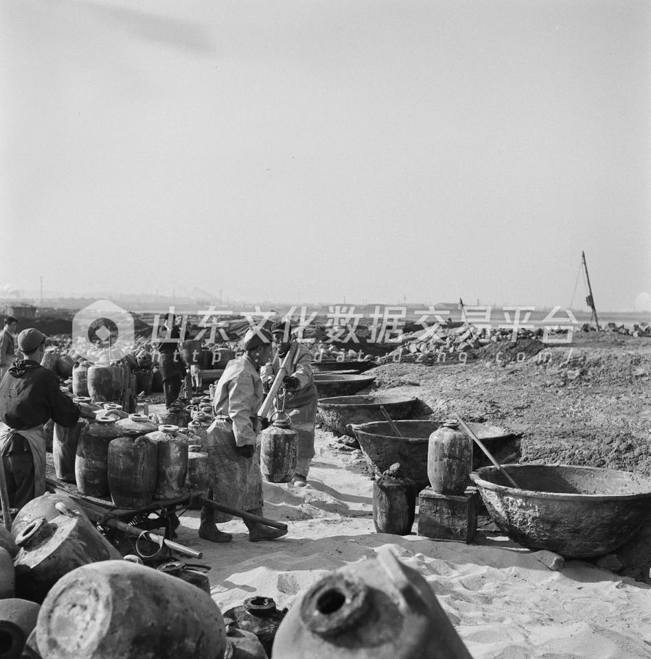 青岛肥料厂正在生产磷酸钙化肥。