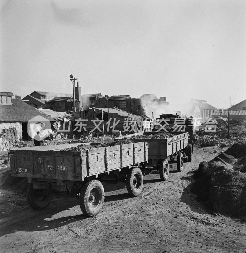 青岛肥料厂正在进行化肥外运。