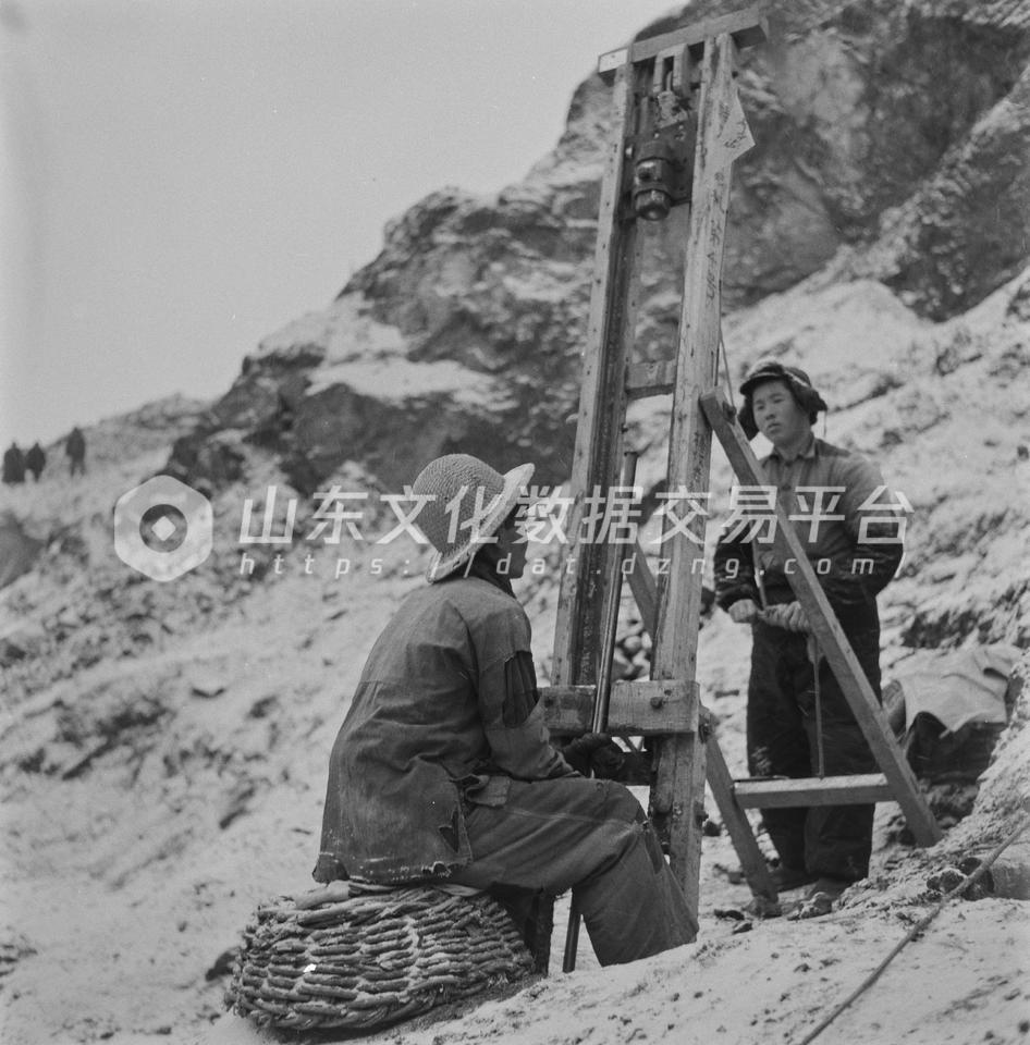 烟台市祥山铁矿使用打眼机。