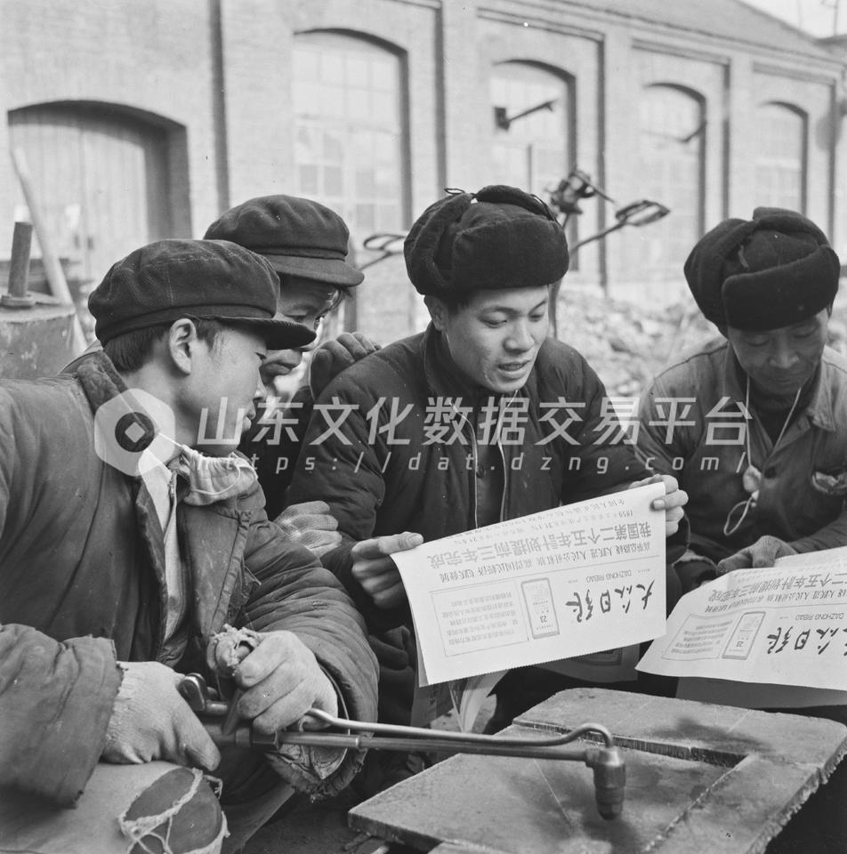 济南重型机械厂工人学习。