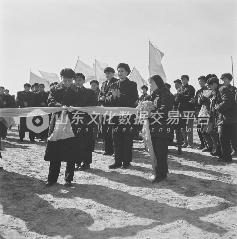 济南重型机械厂开工典礼，副省长邓晨西为开工剪彩。