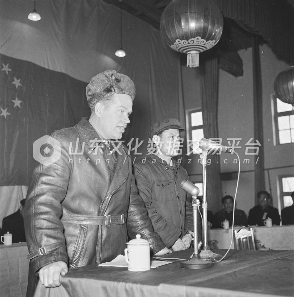 苏联专家组长在黄台电厂讲话。