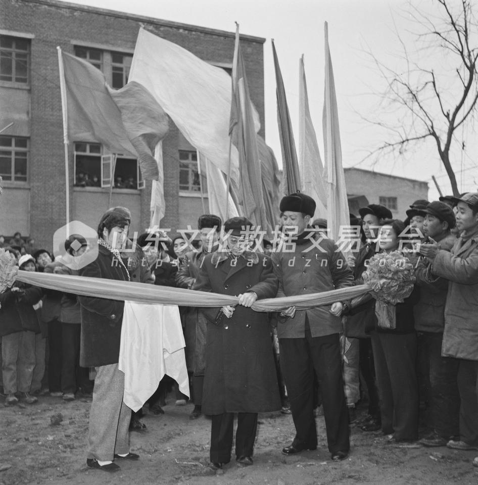 邓晨西为黄台电厂第一机组投产剪彩。