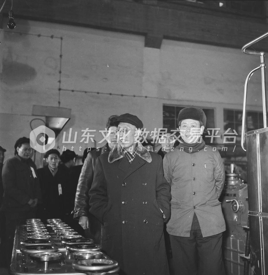 黄台电厂第一机组建成投产发电。