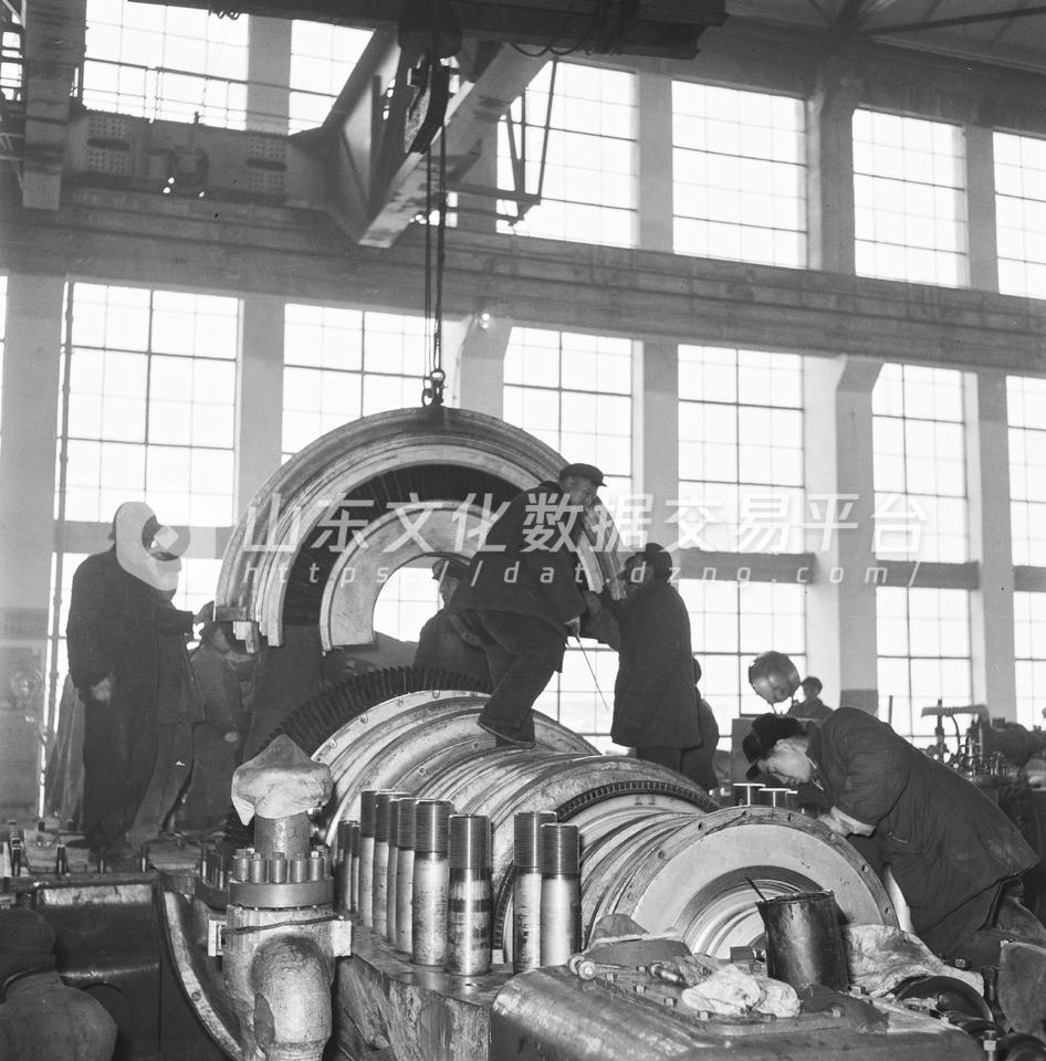 济南黄台电厂安装发电机。