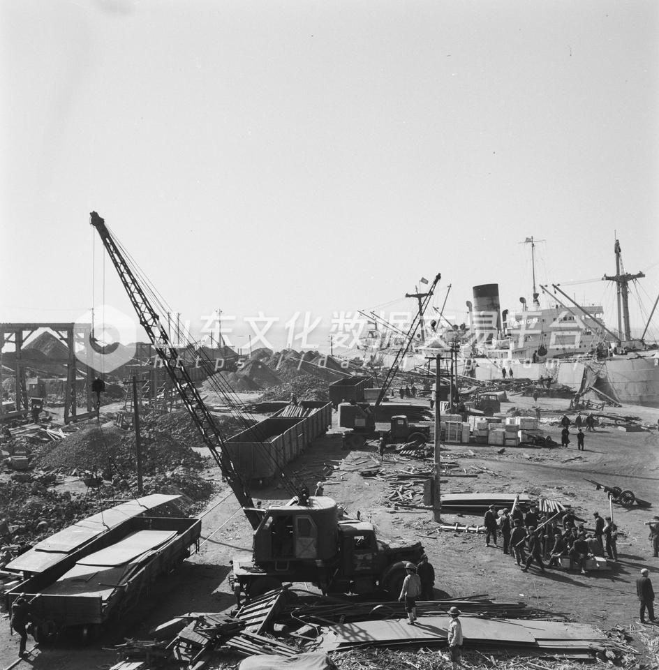 青岛海运局掀起装卸机械化的革新运动。