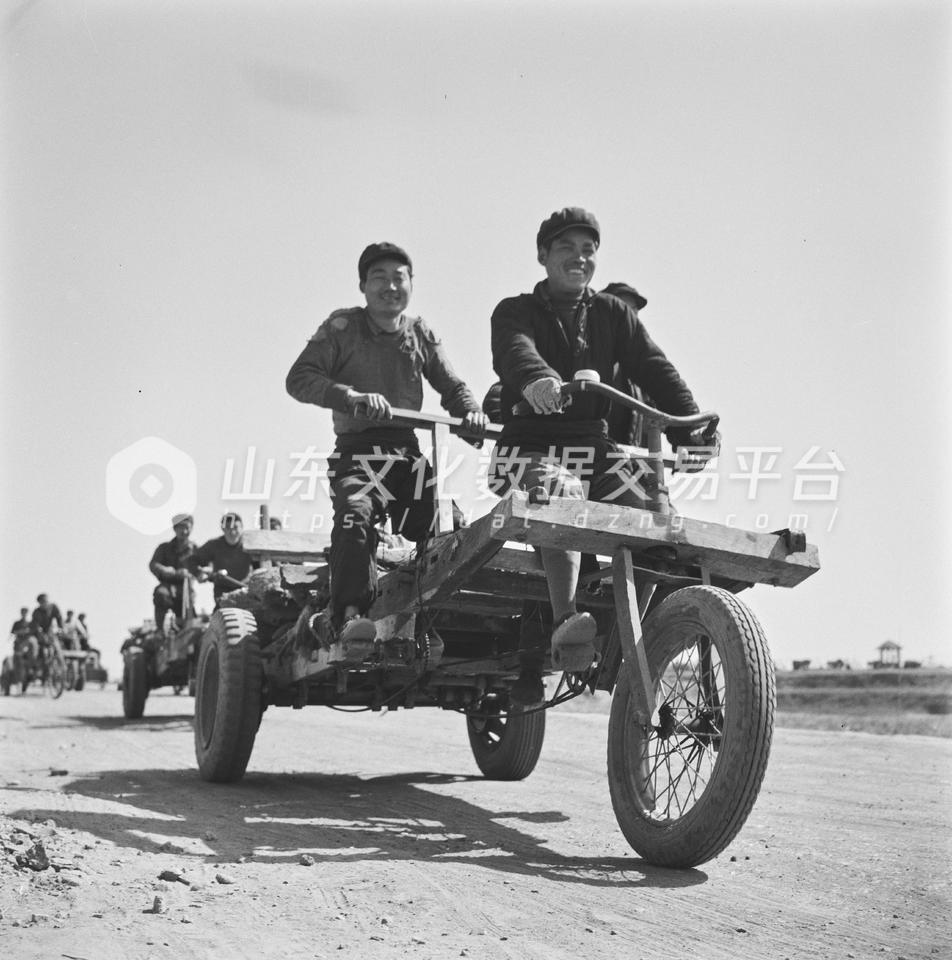 济南市运输公司搬运工人向机械化前进。