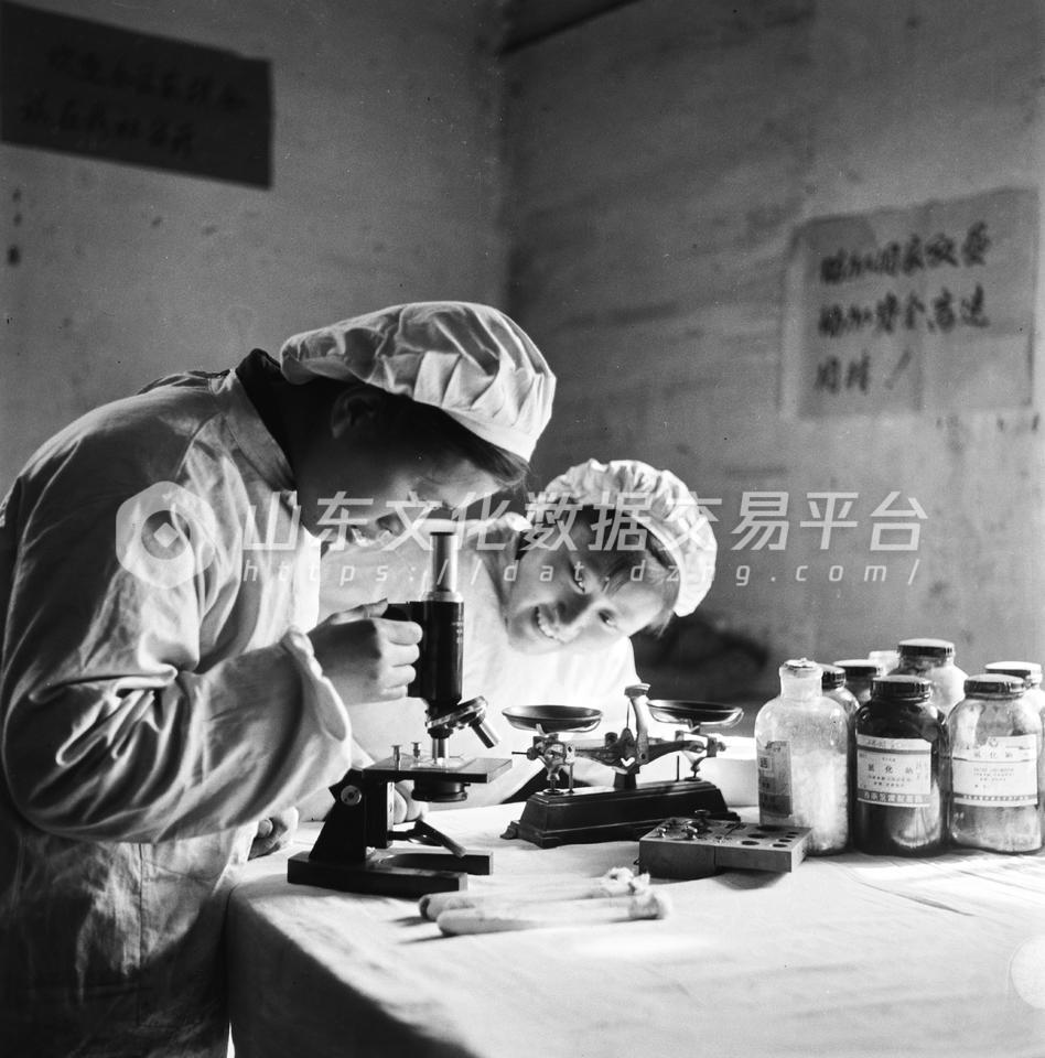 平原县恩城公社女工人做实验。