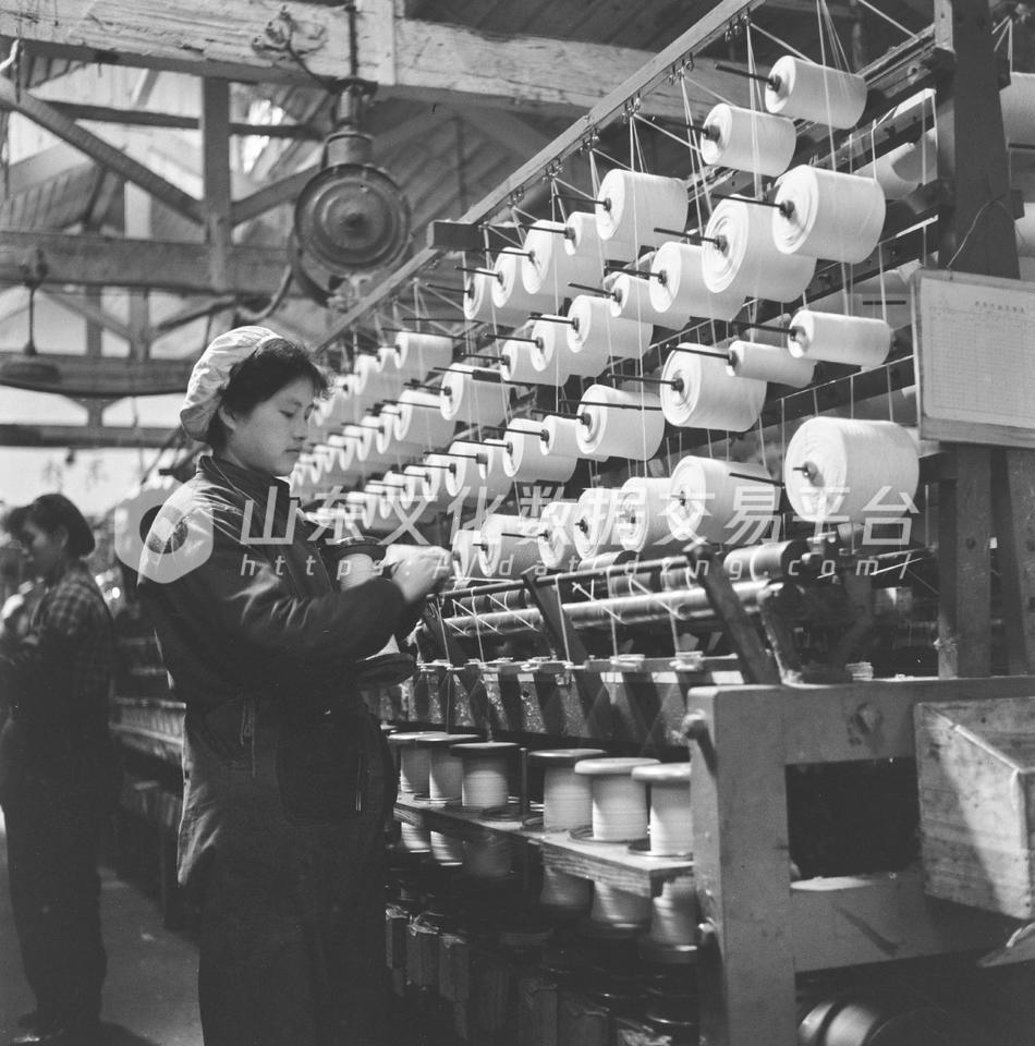 青岛实业棉织厂职工们掀起技术革新运动。