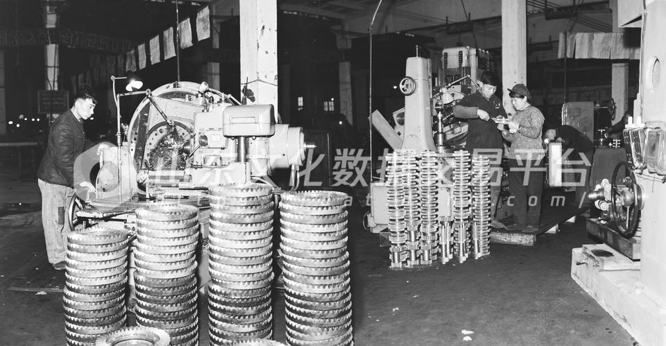 济南汽车制造厂齿轮车间。