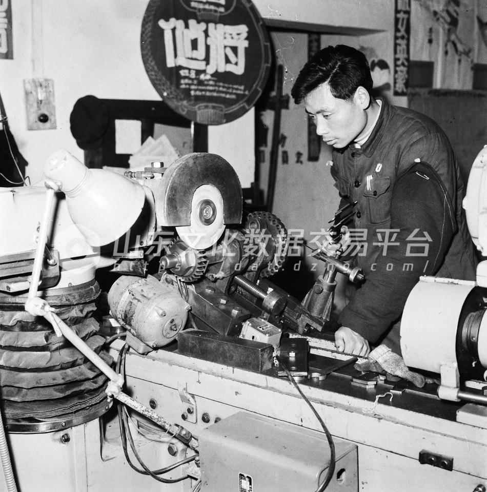 济南汽车制造厂机工车间。