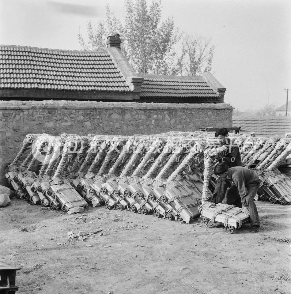 济南台秤厂工人工程师将台秤摆放整齐。