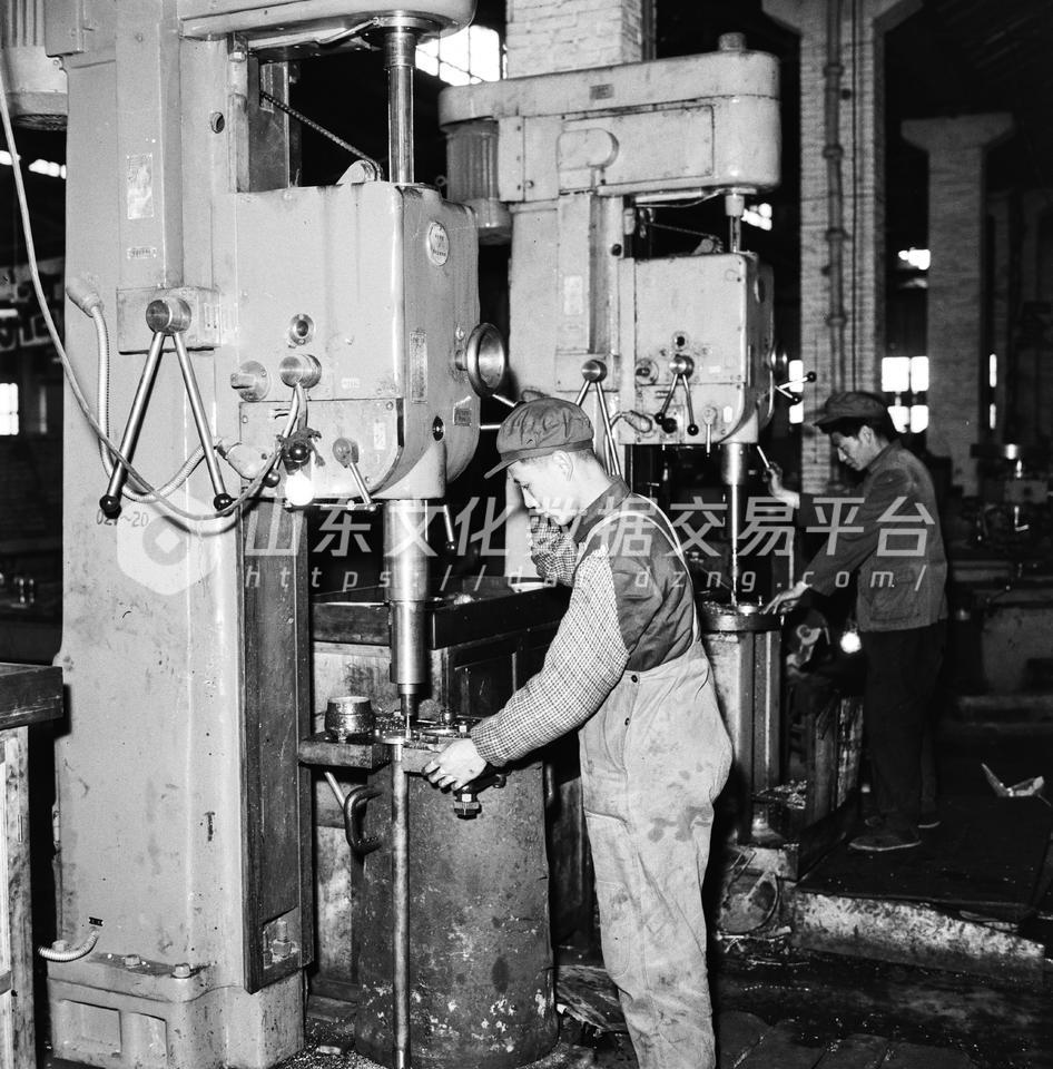 济南汽车制造厂提前三十二天完成第一季度生产计划。