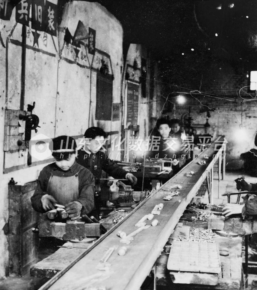 济南汽车制造厂流水作业线。