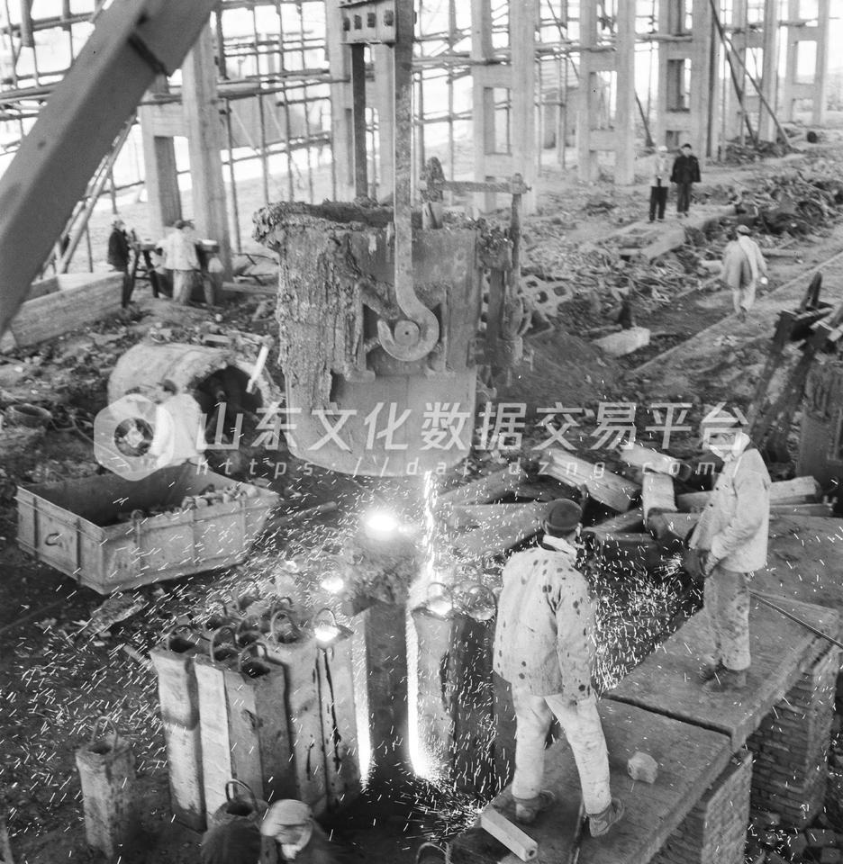 济南钢铁厂烧钢锭。