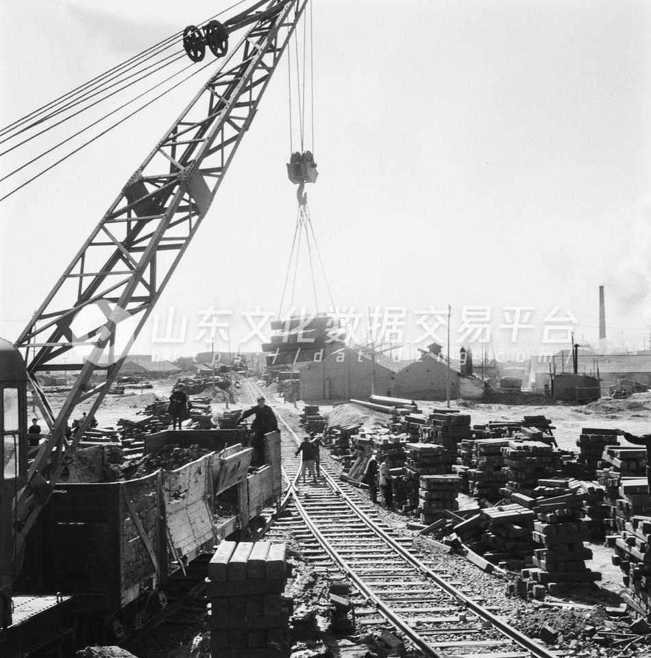 济南钢铁厂广大职工掀起劳动竞赛运动。