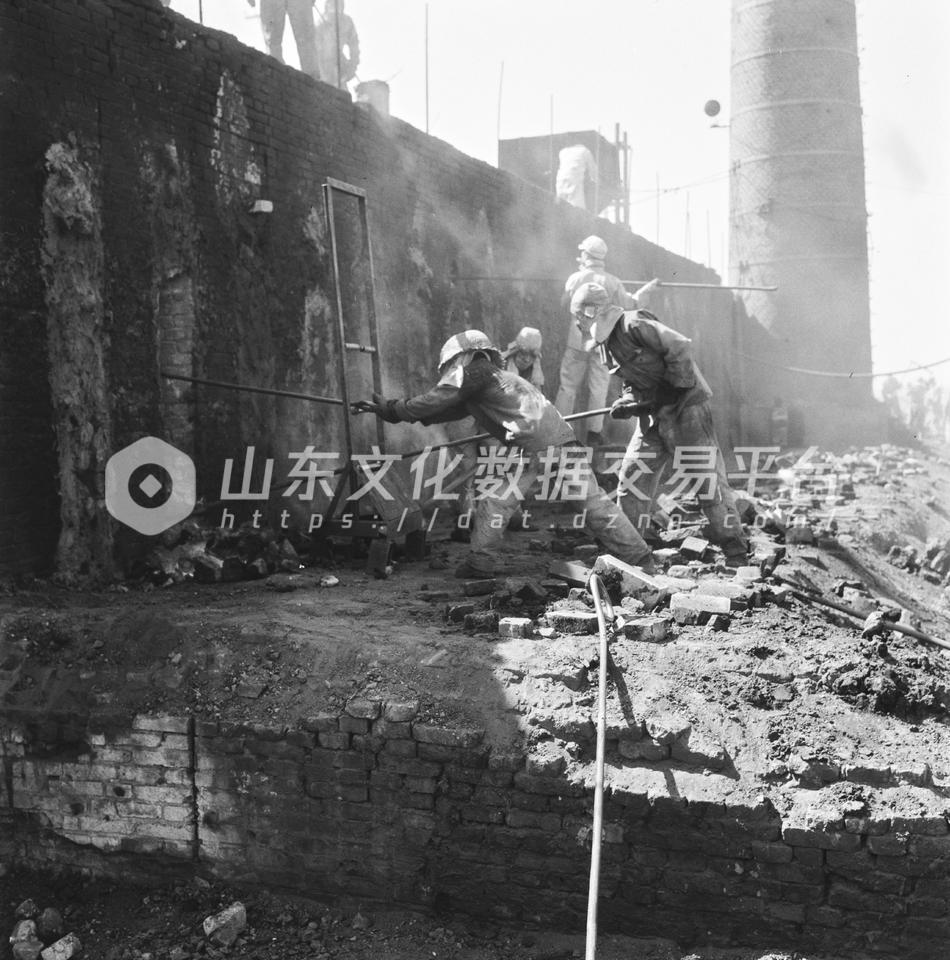 济南钢铁厂炼焦炉。