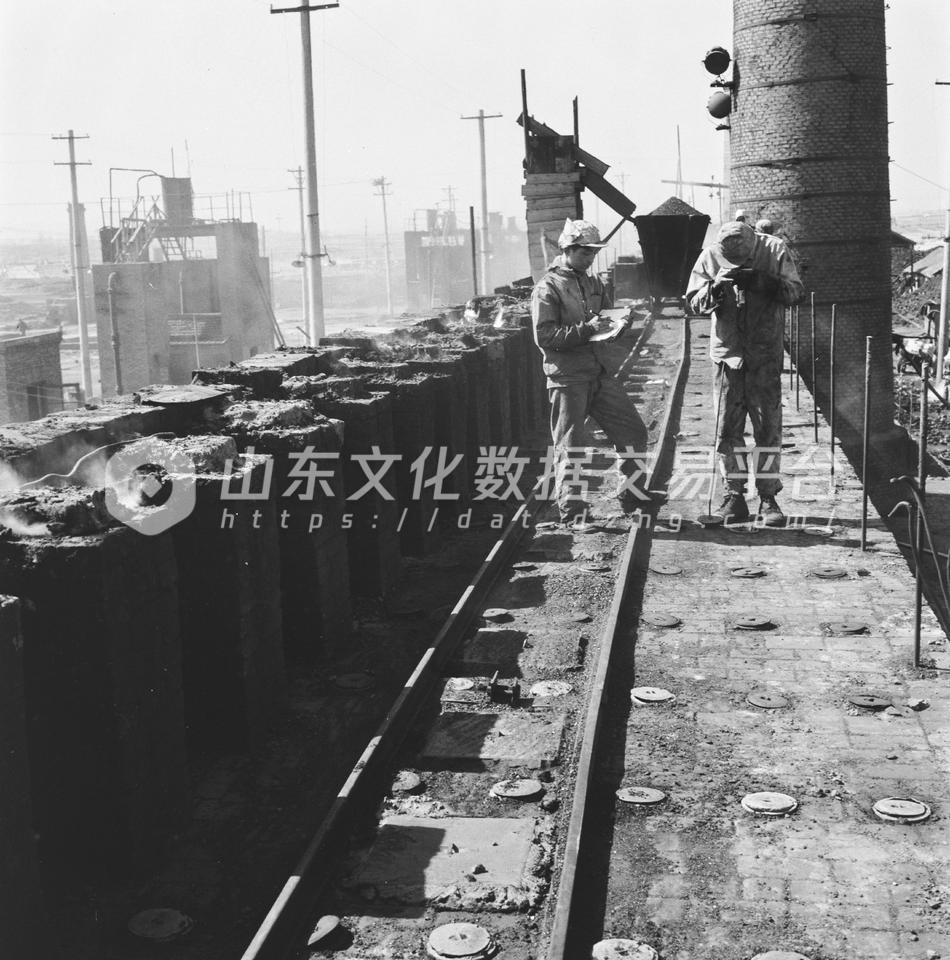 济南钢铁厂广大职工掀起劳动竞赛运动。