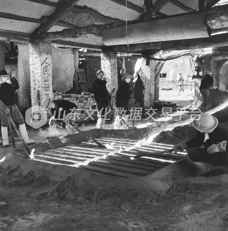 益都县第一钢铁厂的铁水出炉。