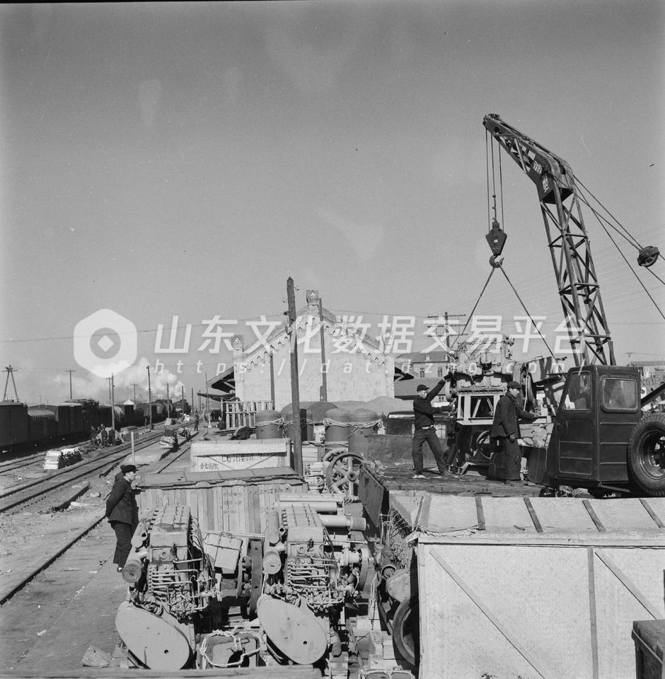 潍坊火车站赶运抗旱物资。